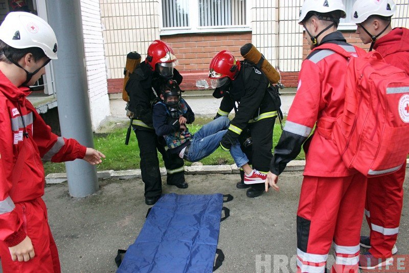 У Гродзенскім каледжы прыборабудавання пасля "задымлення" ўсіх навучэнцаў своечасова эвакуіравалі У Гродзенскім каледжы прыборабудавання пасля "задымлення" ўсіх навучэнцаў своечасова эвакуіравалі