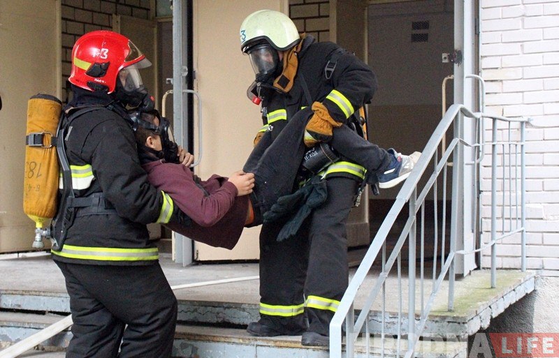 У Гродзенскім каледжы прыборабудавання пасля "задымлення" ўсіх навучэнцаў своечасова эвакуіравалі У Гродзенскім каледжы прыборабудавання пасля "задымлення" ўсіх навучэнцаў своечасова эвакуіравалі
