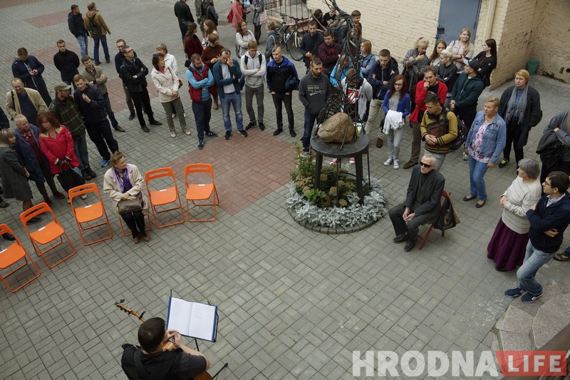 Дзянісаў спяваў Чобата, а Чобат чытаў Мілаша. У Гродне прайшла прэзентацыя “Кароткай гісторыі Беларусі”