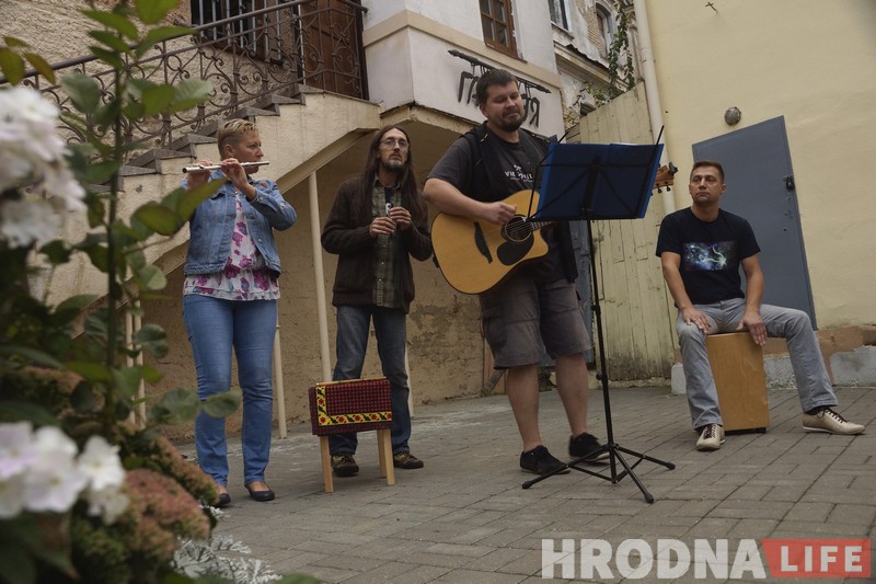 Дзянісаў спяваў Чобата, а Чобат чытаў Мілаша. У Гродне прайшла прэзентацыя “Кароткай гісторыі Беларусі”