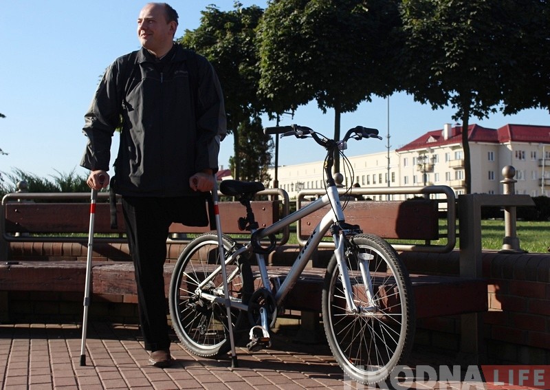 "Стесняться не стоит ни в коем случае". Гродненский органист, несмотря на потерю ноги, ездить на велосипеде и радуется жизни