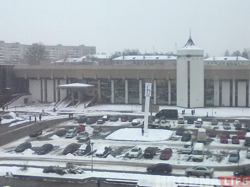 Вместо обещанного символа города на привокзальной площади в Гродно установили большой фонарь