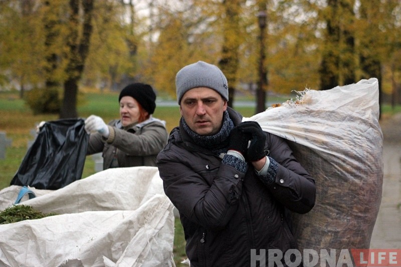 Напярэдадні Дзядоў гродзенскія палякі прыбралі вайсковыя могілкі Напярэдадні Дзядоў гродзенскія палякі прыбралі вайсковыя могілкі