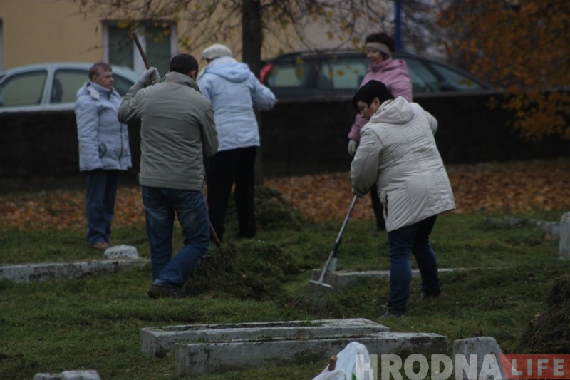 Напярэдадні Дзядоў гродзенскія палякі прыбралі вайсковыя могілкі Напярэдадні Дзядоў гродзенскія палякі прыбралі вайсковыя могілкі