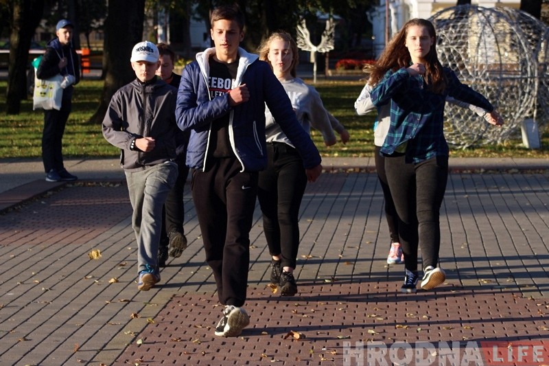 Варта памяці: навошта школьнікі ў Гродне па 7 хвілін стаяць ля помніка Варта памяці: навошта школьнікі ў Гродне па 7 хвілін стаяць ля помніка