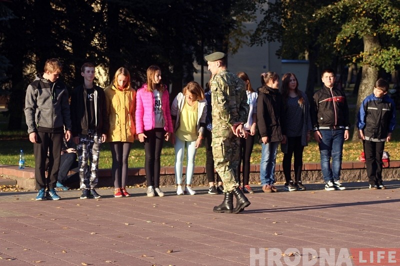 Варта памяці: навошта школьнікі ў Гродне па 7 хвілін стаяць ля помніка Варта памяці: навошта школьнікі ў Гродне па 7 хвілін стаяць ля помніка