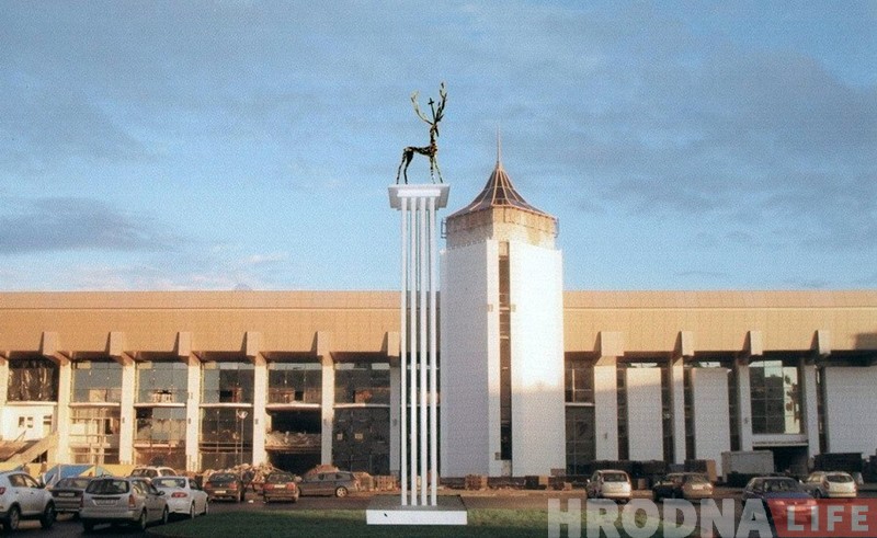 Вместо обещанного символа города на привокзальной площади в Гродно установили большой фонарь