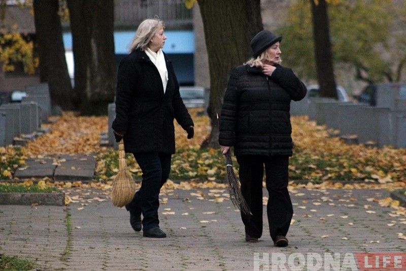 Напярэдадні Дзядоў гродзенскія палякі прыбралі вайсковыя могілкі Напярэдадні Дзядоў гродзенскія палякі прыбралі вайсковыя могілкі
