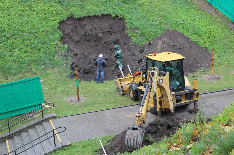 «Прывітанне» з векавой мінуўшчыны. Падчас рэканструкцыі Старога замка будаўнікі раскрылі плітку XVI стагоддзя