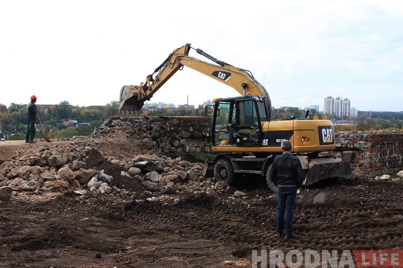 Рэканструкцыя Старога замка: рабочыя пачалі разбіраць абарончую сцяну Рэканструкцыя Старога замка: рабочыя пачалі разбіраць абарончую сцяну