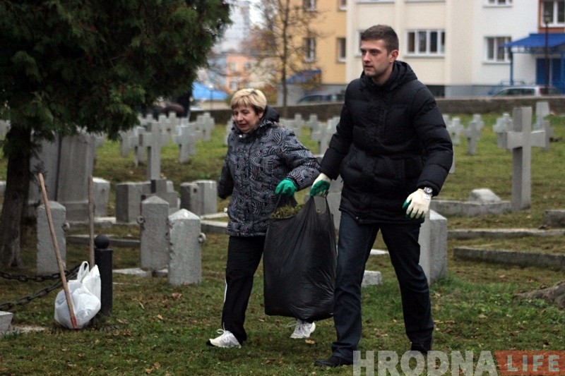 Напярэдадні Дзядоў гродзенскія палякі прыбралі вайсковыя могілкі Напярэдадні Дзядоў гродзенскія палякі прыбралі вайсковыя могілкі