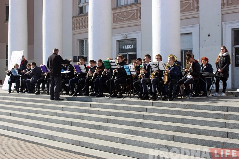 На Савецкай плошчы сталых гродзенцаў павіншавалі канцэртам і запрасілі на вальс На Савецкай плошчы сталых гродзенцаў павіншавалі канцэртам і запрасілі на вальс