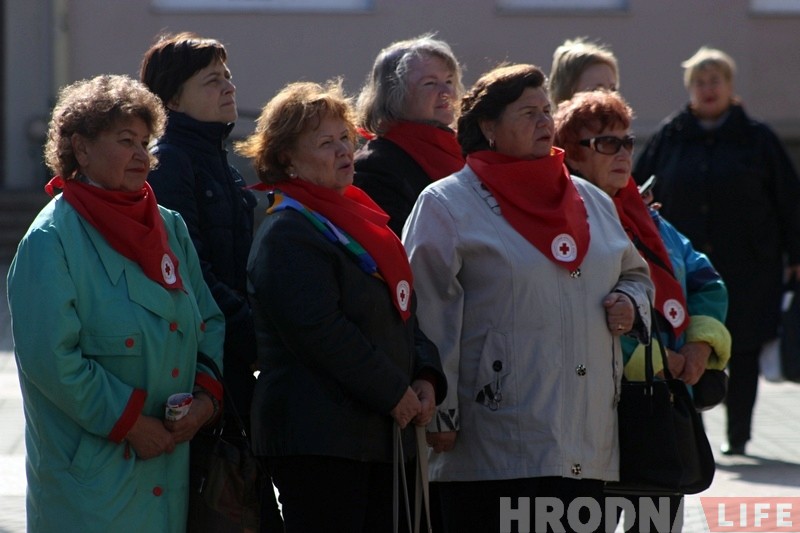 На Савецкай плошчы сталых гродзенцаў павіншавалі канцэртам і запрасілі на вальс На Савецкай плошчы сталых гродзенцаў павіншавалі канцэртам і запрасілі на вальс