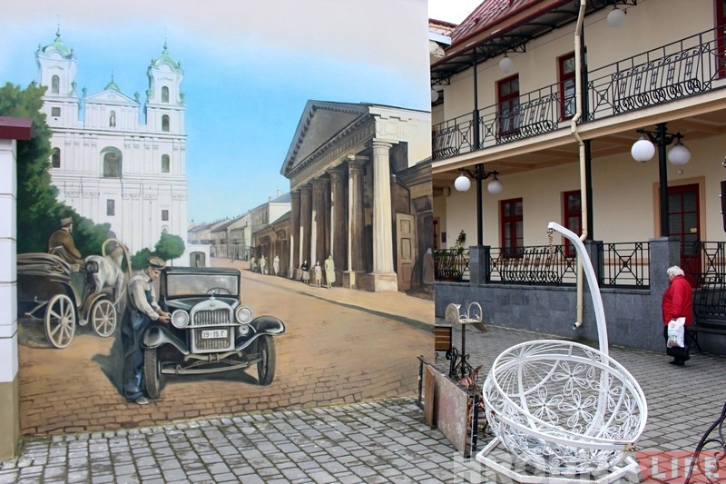 У двары гандлёвага цэнтра ABC з'явіўся вялікі малюнак з відамі старога Гродна У двары гандлёвага цэнтра ABC з'явіўся вялікі малюнак з відамі старога Гродна