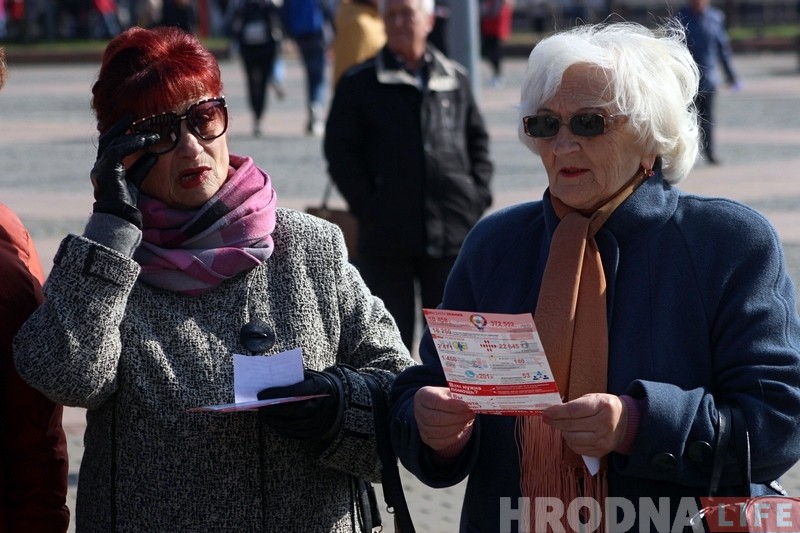 На Савецкай плошчы сталых гродзенцаў павіншавалі канцэртам і запрасілі на вальс На Савецкай плошчы сталых гродзенцаў павіншавалі канцэртам і запрасілі на вальс