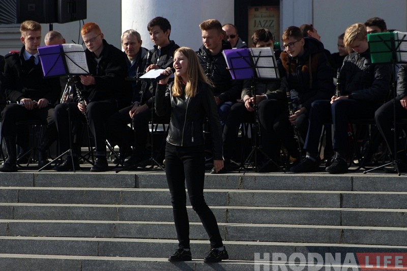 На Савецкай плошчы сталых гродзенцаў павіншавалі канцэртам і запрасілі на вальс На Савецкай плошчы сталых гродзенцаў павіншавалі канцэртам і запрасілі на вальс