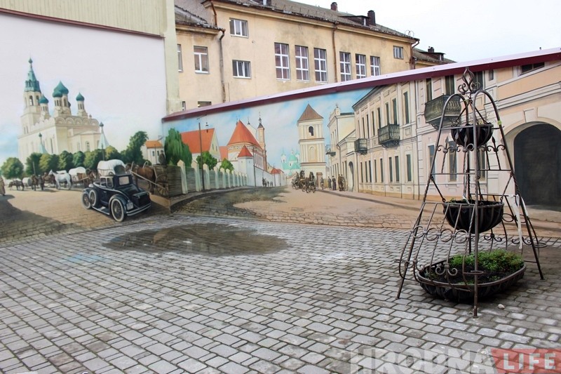 У двары гандлёвага цэнтра ABC з'явіўся вялікі малюнак з відамі старога Гродна У двары гандлёвага цэнтра ABC з'явіўся вялікі малюнак з відамі старога Гродна