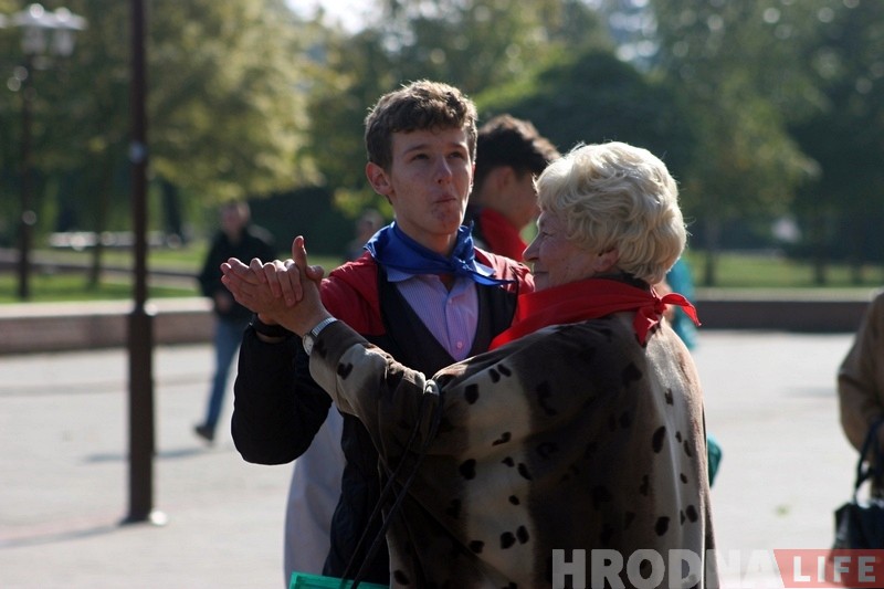 На Савецкай плошчы сталых гродзенцаў павіншавалі канцэртам і запрасілі на вальс На Савецкай плошчы сталых гродзенцаў павіншавалі канцэртам і запрасілі на вальс