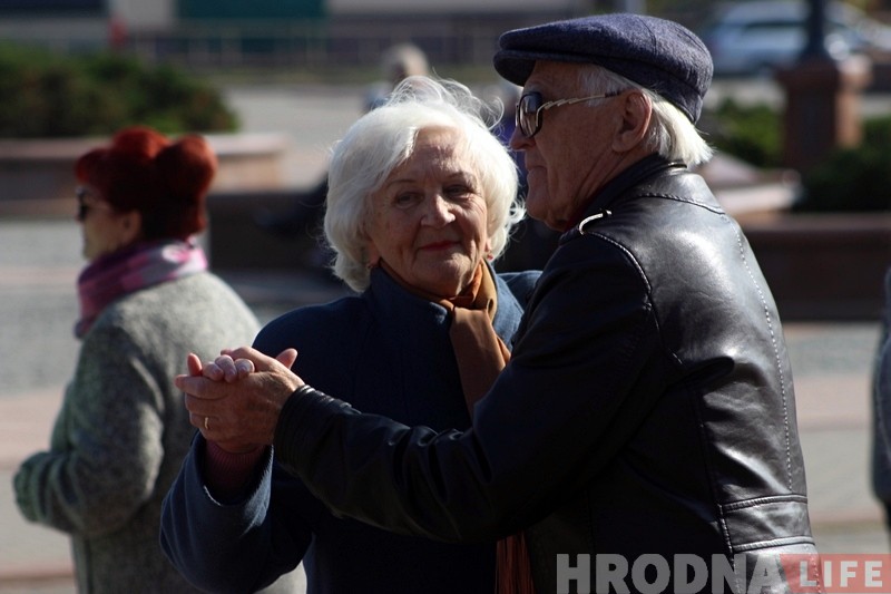 На Савецкай плошчы сталых гродзенцаў павіншавалі канцэртам і запрасілі на вальс На Савецкай плошчы сталых гродзенцаў павіншавалі канцэртам і запрасілі на вальс