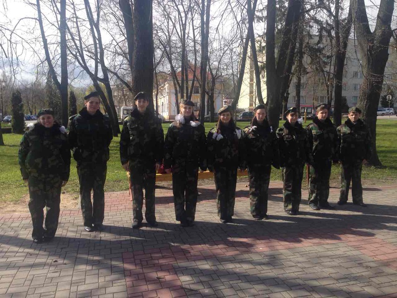 Варта памяці: навошта школьнікі ў Гродне па 7 хвілін стаяць ля помніка Варта памяці: навошта школьнікі ў Гродне па 7 хвілін стаяць ля помніка