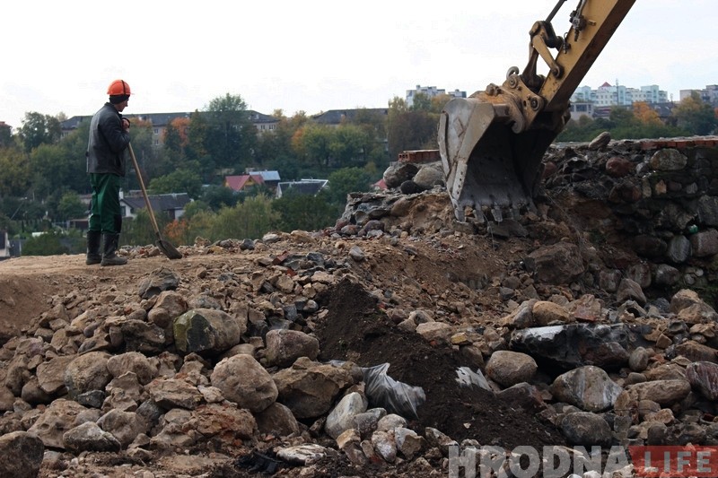 Рэканструкцыя Старога замка: рабочыя пачалі разбіраць абарончую сцяну Рэканструкцыя Старога замка: рабочыя пачалі разбіраць абарончую сцяну