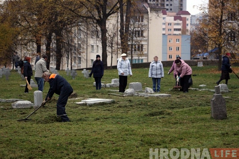 Напярэдадні Дзядоў гродзенскія палякі прыбралі вайсковыя могілкі Напярэдадні Дзядоў гродзенскія палякі прыбралі вайсковыя могілкі