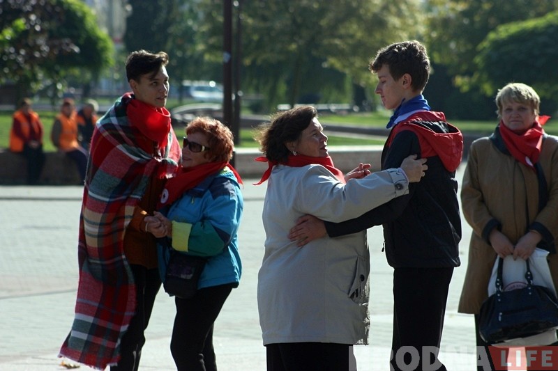 На Савецкай плошчы сталых гродзенцаў павіншавалі канцэртам і запрасілі на вальс На Савецкай плошчы сталых гродзенцаў павіншавалі канцэртам і запрасілі на вальс