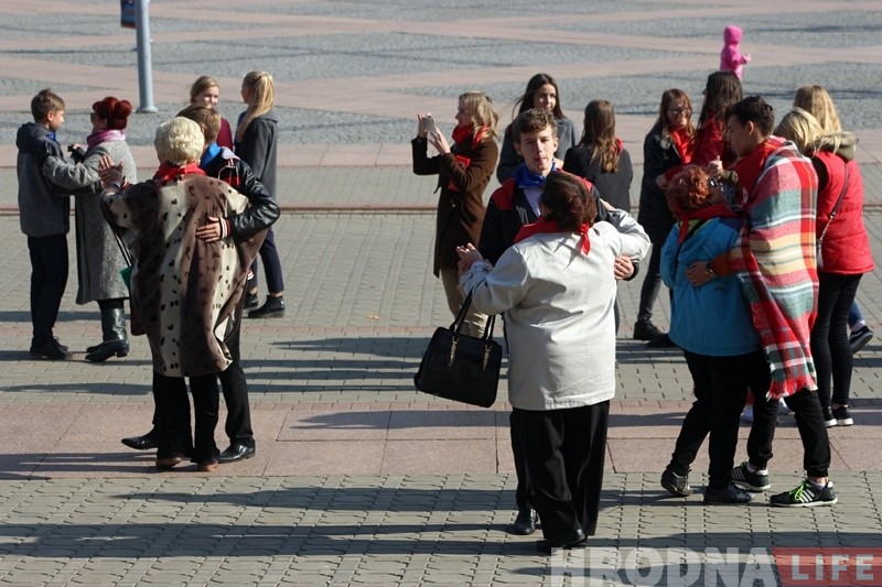 На Савецкай плошчы сталых гродзенцаў павіншавалі канцэртам і запрасілі на вальс На Савецкай плошчы сталых гродзенцаў павіншавалі канцэртам і запрасілі на вальс