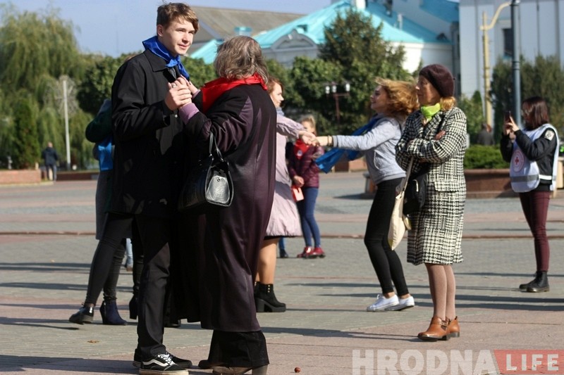 На Савецкай плошчы сталых гродзенцаў павіншавалі канцэртам і запрасілі на вальс На Савецкай плошчы сталых гродзенцаў павіншавалі канцэртам і запрасілі на вальс