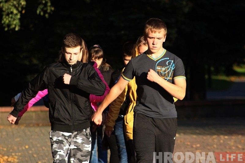 Варта памяці: навошта школьнікі ў Гродне па 7 хвілін стаяць ля помніка Варта памяці: навошта школьнікі ў Гродне па 7 хвілін стаяць ля помніка