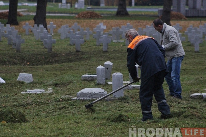 Напярэдадні Дзядоў гродзенскія палякі прыбралі вайсковыя могілкі Напярэдадні Дзядоў гродзенскія палякі прыбралі вайсковыя могілкі