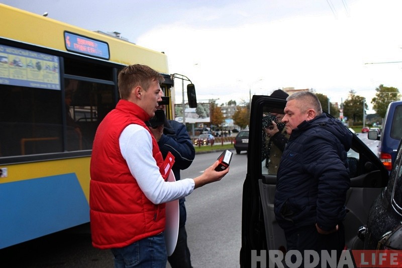У Гродне прайшла акцыя МТС і ДАІ: кіроўцам раздавалі bluetooth-гарнітуры У Гродне прайшла акцыя МТС і ДАІ: кіроўцам раздавалі bluetooth-гарнітуры