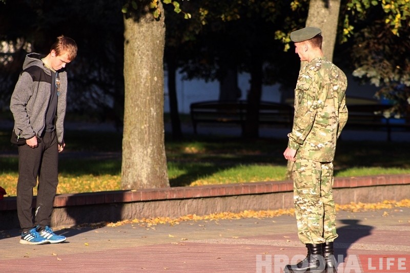 Варта памяці: навошта школьнікі ў Гродне па 7 хвілін стаяць ля помніка Варта памяці: навошта школьнікі ў Гродне па 7 хвілін стаяць ля помніка