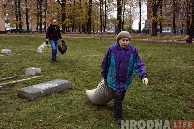 Напярэдадні Дзядоў гродзенскія палякі прыбралі вайсковыя могілкі Напярэдадні Дзядоў гродзенскія палякі прыбралі вайсковыя могілкі