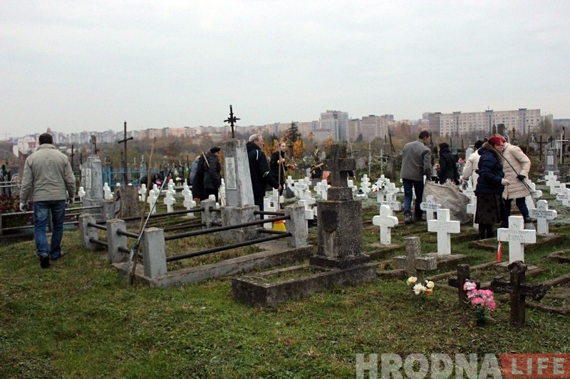 Напярэдадні Дзядоў гродзенскія палякі прыбралі вайсковыя могілкі Напярэдадні Дзядоў гродзенскія палякі прыбралі вайсковыя могілкі