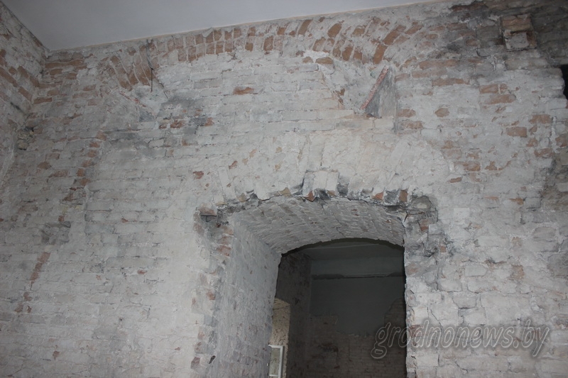 «Прывітанне» з векавой мінуўшчыны. Падчас рэканструкцыі Старога замка будаўнікі раскрылі плітку XVI стагоддзя