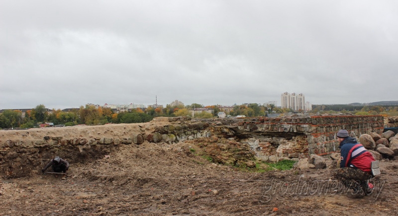 Ля сцен Старога замка пачалі працаваць археолагі