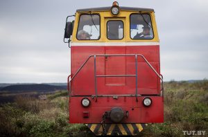 Вялікая маленькая чыгунка. Як вузкакалейка торфазавода возіць турыстаў па чорных палях Вялікая маленькая чыгунка. Як вузкакалейка торфазавода возіць турыстаў па чорных палях
