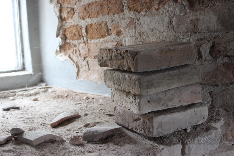 «Прывітанне» з векавой мінуўшчыны. Падчас рэканструкцыі Старога замка будаўнікі раскрылі плітку XVI стагоддзя