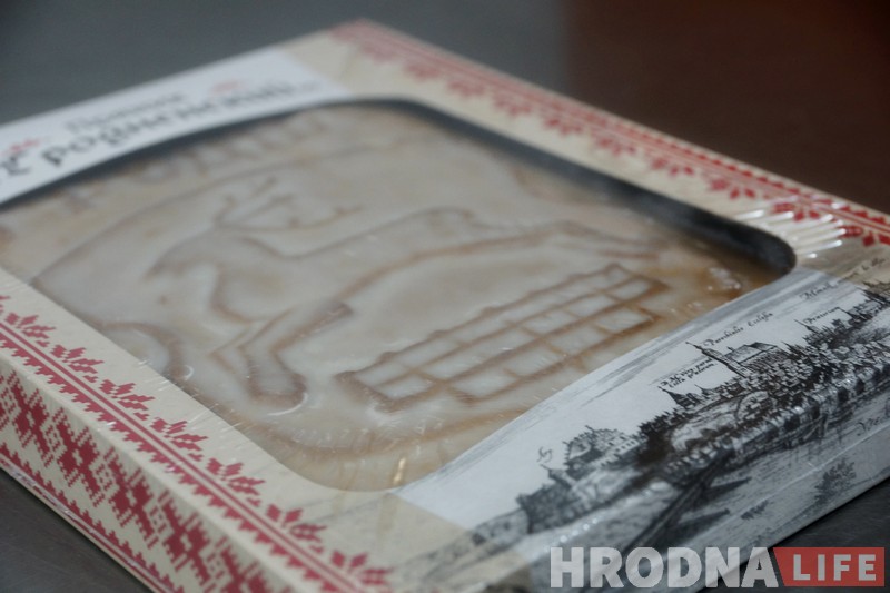 На перніку – алень святога Губерта, на ўпакоўцы – гравюра Макоўскага. “Гродзенскі пернік” з'явіўся ў абноўленым варыянце