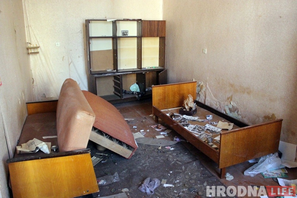 Фотагісторыя: Як камунальнікі чысцяць закінутыя кватэры ў цэнтры Гродна