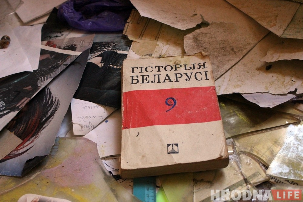 Фотагісторыя: Як камунальнікі чысцяць закінутыя кватэры ў цэнтры Гродна