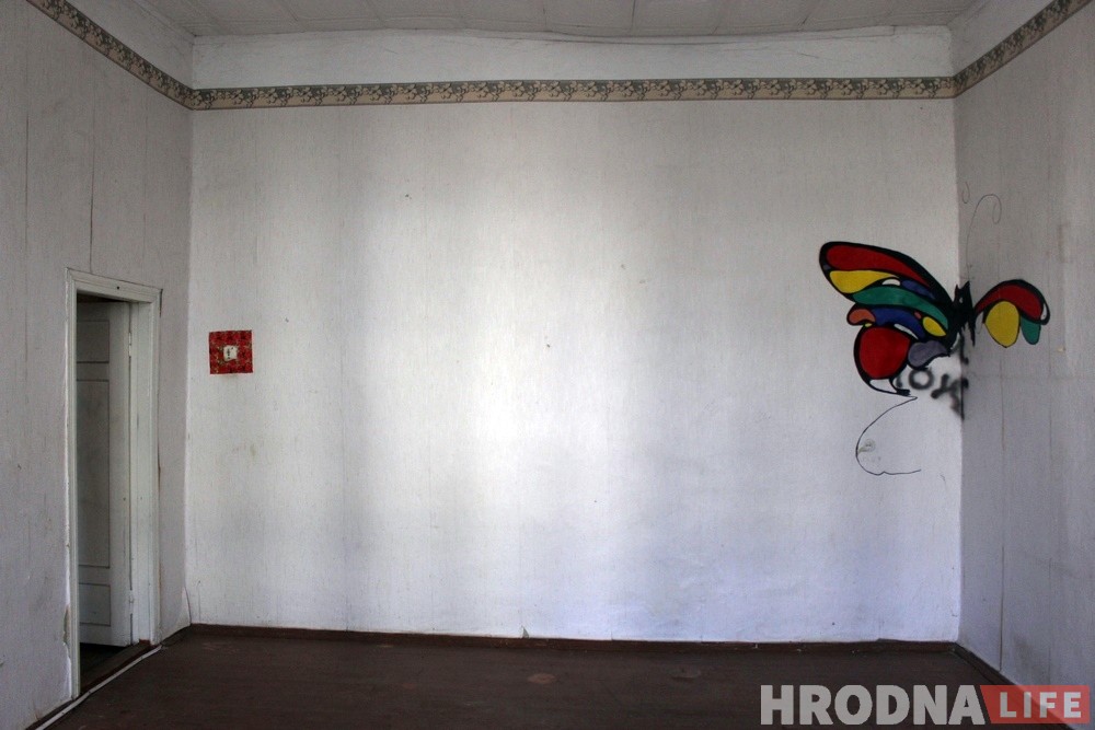 Фотагісторыя: Як камунальнікі чысцяць закінутыя кватэры ў цэнтры Гродна