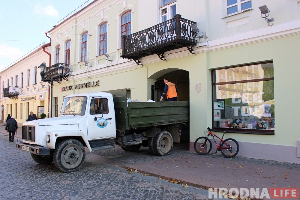 Фотагісторыя: Як камунальнікі чысцяць закінутыя кватэры ў цэнтры Гродна