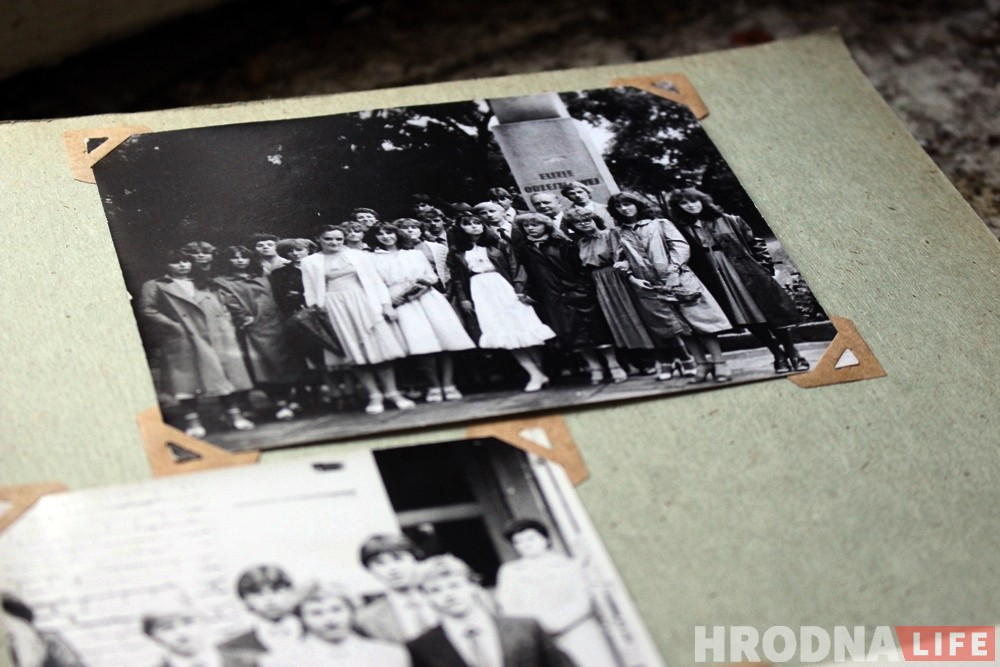 Фотагісторыя: Як камунальнікі чысцяць закінутыя кватэры ў цэнтры Гродна