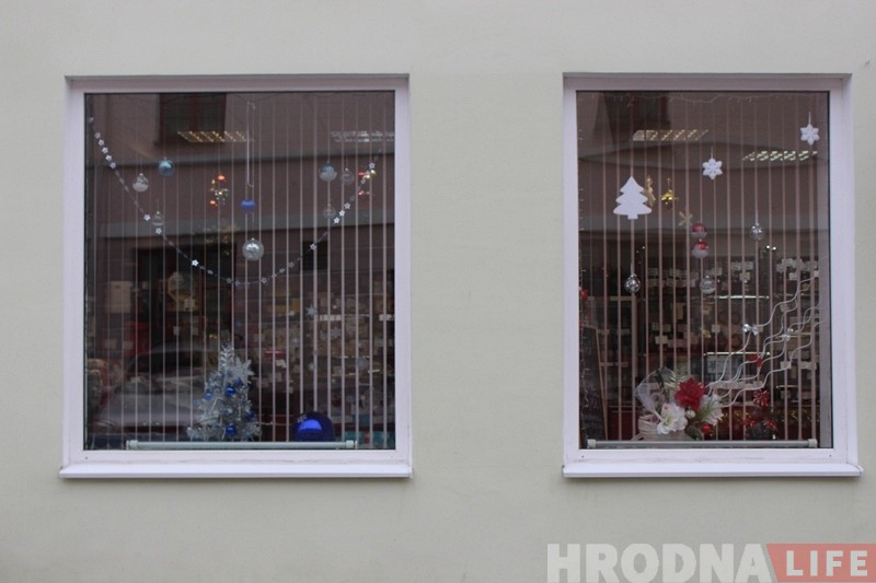 Фота: Вітрыны крамаў у Гродне ўжо падрыхтаваныя да зімовых святаў Фота: Вітрыны крамаў у Гродне ўжо падрыхтаваныя да зімовых святаў