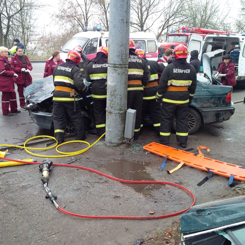 У Гродне хлопец на BMW стукнуўся ў слуп: ратавальнікі гадзіну даставалі кіроўцу (усе жывыя) У Гродне хлопец на BMW стукнуўся ў слуп: ратавальнікі гадзіну даставалі кіроўцу (усе жывыя)