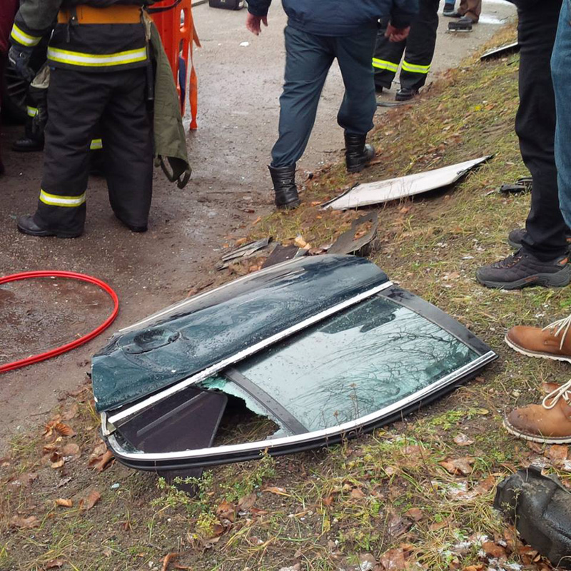 У Гродне хлопец на BMW стукнуўся ў слуп: ратавальнікі гадзіну даставалі кіроўцу (усе жывыя) У Гродне хлопец на BMW стукнуўся ў слуп: ратавальнікі гадзіну даставалі кіроўцу (усе жывыя)