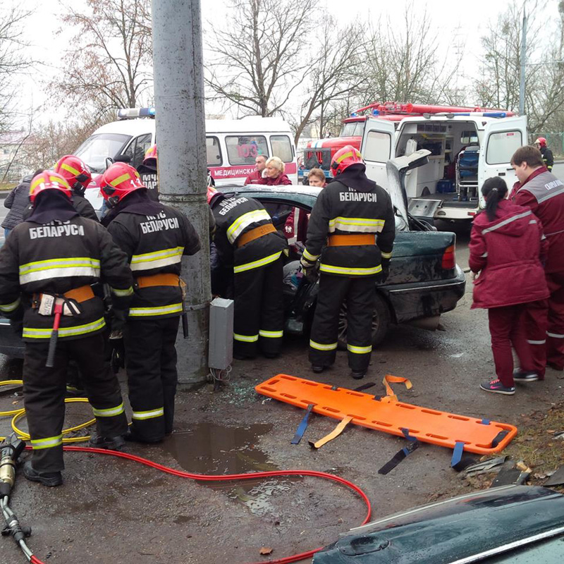 У Гродне хлопец на BMW стукнуўся ў слуп: ратавальнікі гадзіну даставалі кіроўцу (усе жывыя) У Гродне хлопец на BMW стукнуўся ў слуп: ратавальнікі гадзіну даставалі кіроўцу (усе жывыя)
