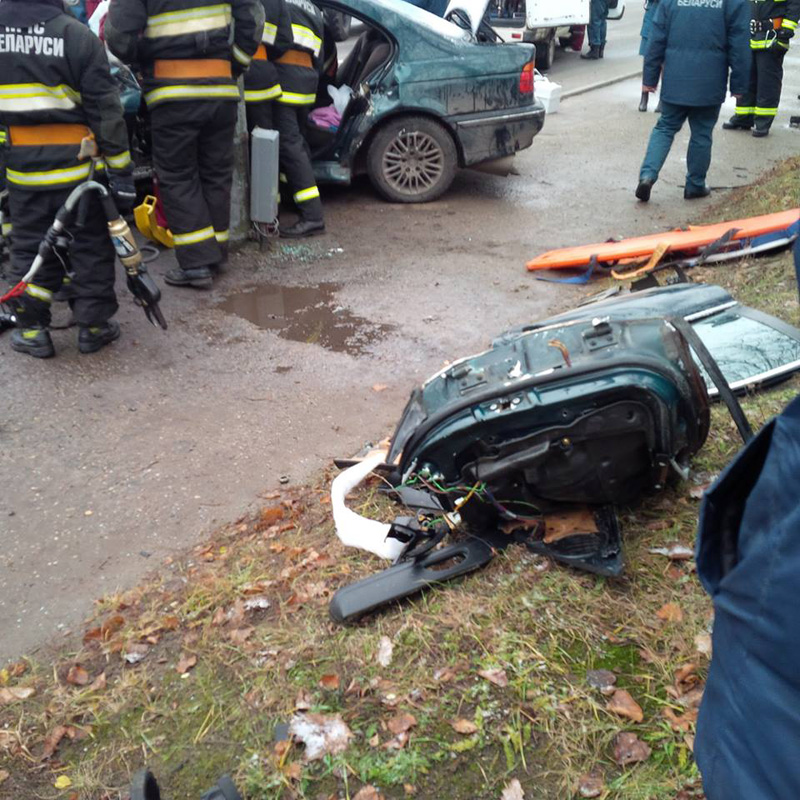 У Гродне хлопец на BMW стукнуўся ў слуп: ратавальнікі гадзіну даставалі кіроўцу (усе жывыя) У Гродне хлопец на BMW стукнуўся ў слуп: ратавальнікі гадзіну даставалі кіроўцу (усе жывыя)